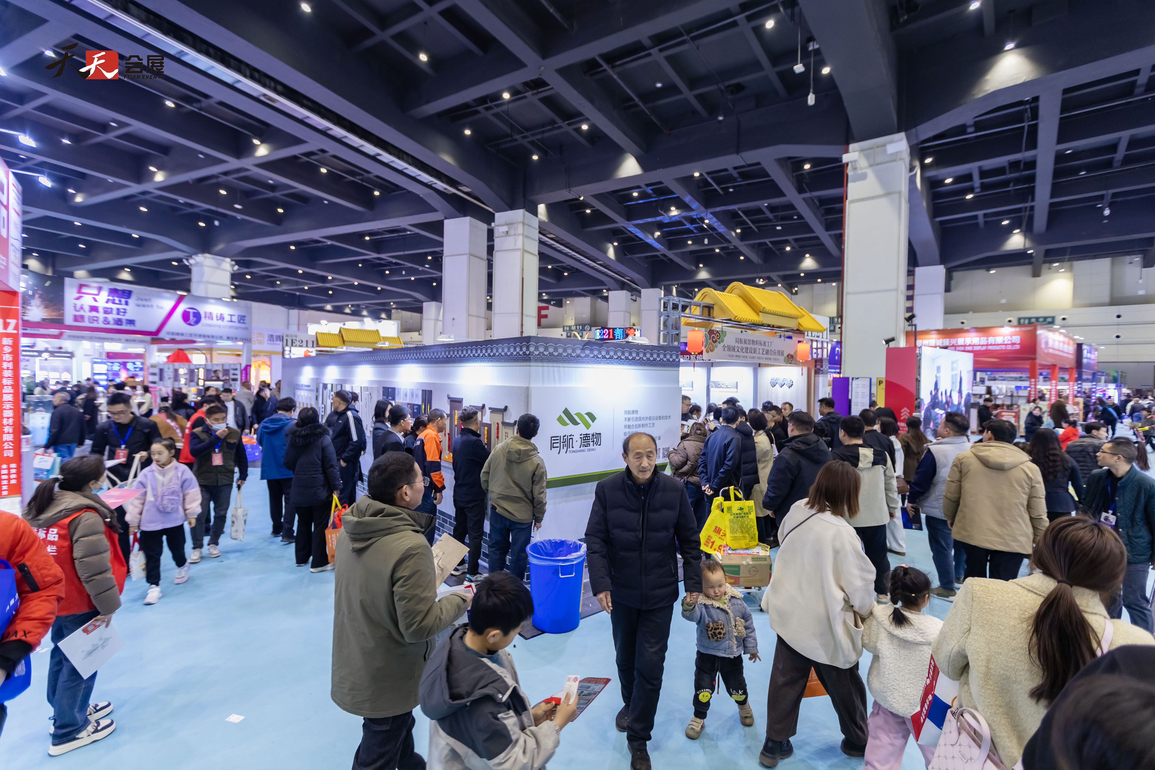 人潮涌動(dòng)，熱鬧非凡|2025春季中原廣告展第二天盛況依舊